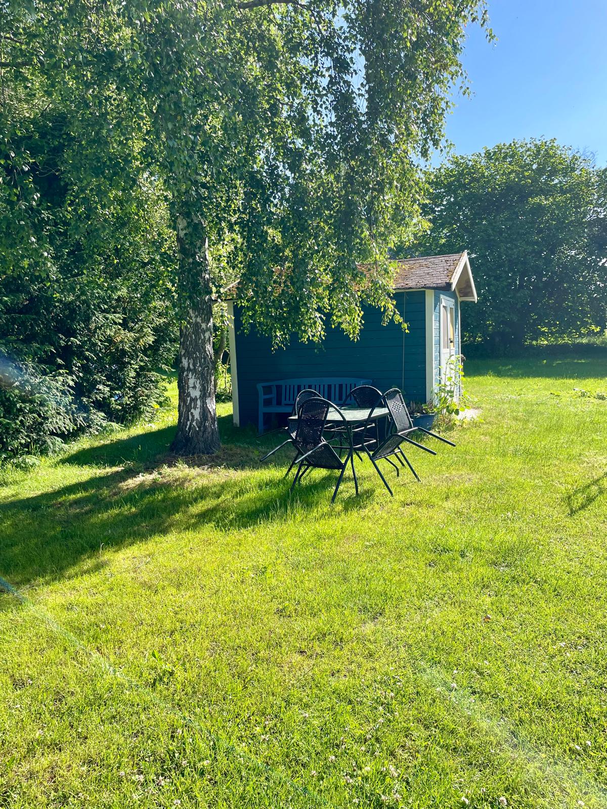 Garten im Sommer rund um das Reetdachhaus