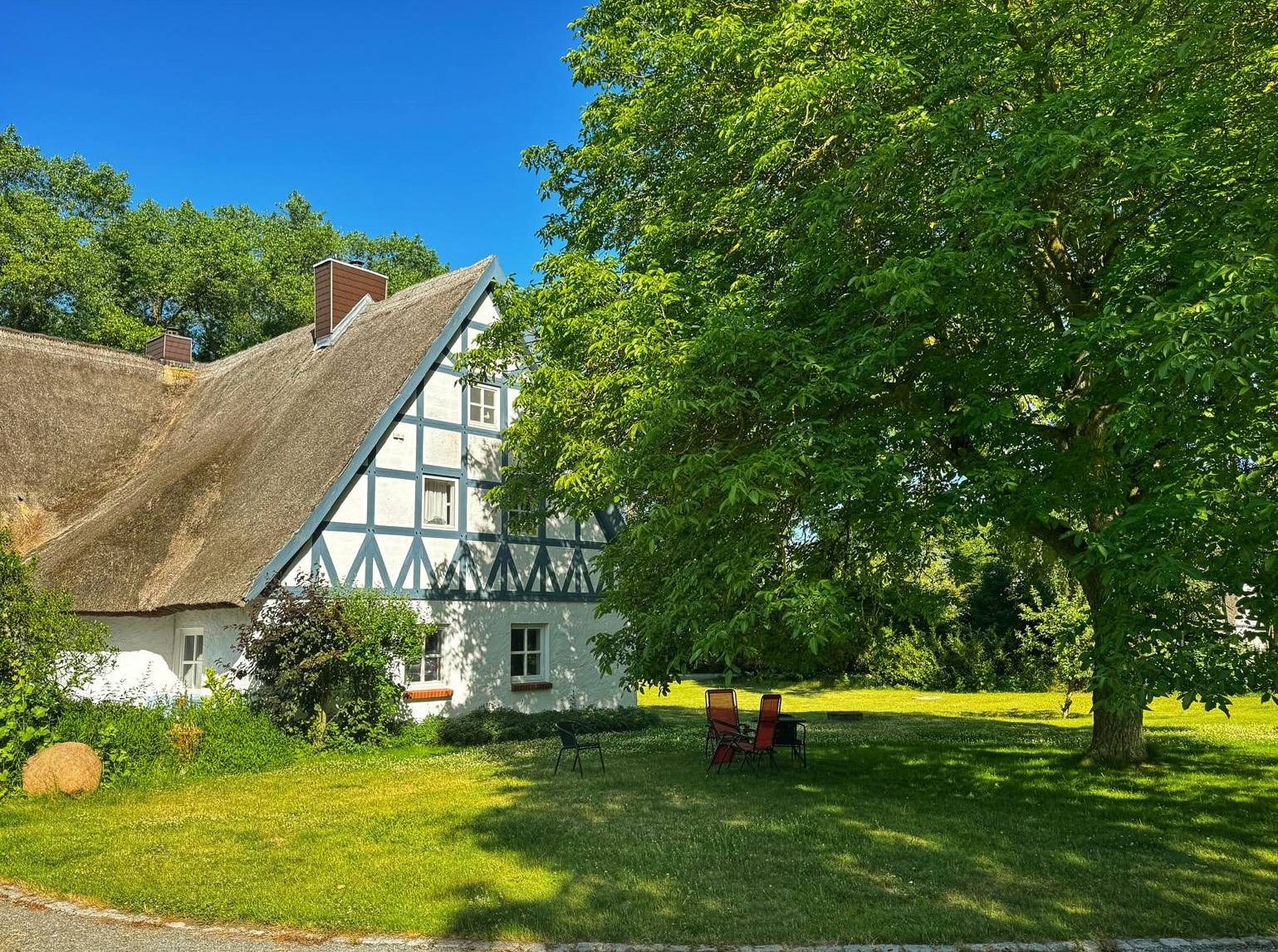 Vorgarten am Reetdachhaus